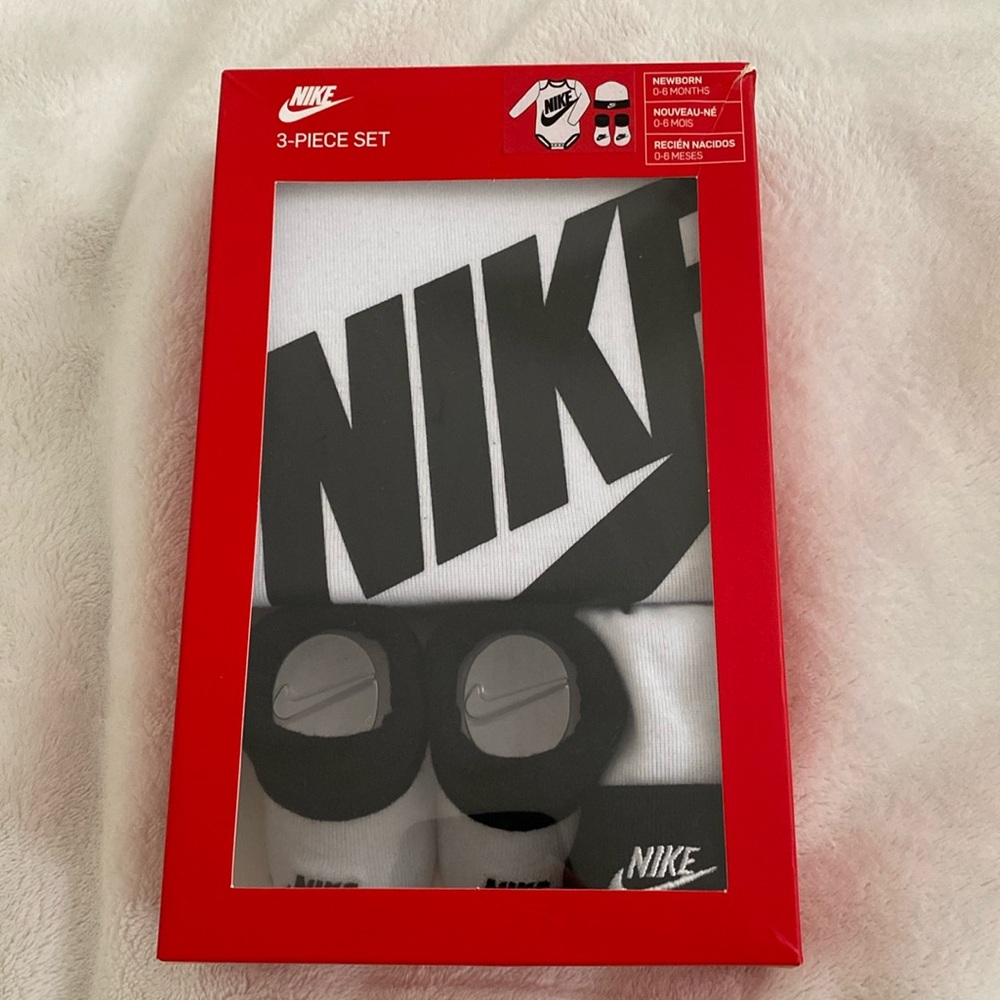Nike newborn (0-6 months) 3 piece set